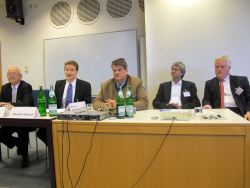 Prof. Dr. Gabisch, Moderator Benjamin Görlach, Prof. Dr. Huber, Prof. Dr. Schwieger, Prof. Dr. Eisenkopf - von links nach rechts